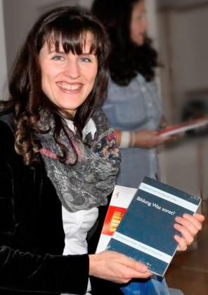 Elisabeth Saribekyan mit Buch in Hand